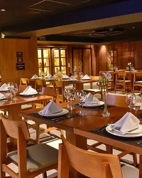 Mesa posta com taças e guardanapos brancos, pronta para um jantar